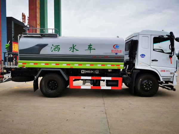 东风D312吨洒水车